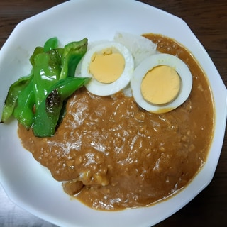 レトルトカレー ゆで卵&炒めピーマンのせて